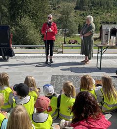 Fungerende skred- og vassdragsdirektør Toril Hofshagen og ordfører i Ål kommune Solveig Vestenfor, foretok den offisielle åpningen av sikringsanlegget.