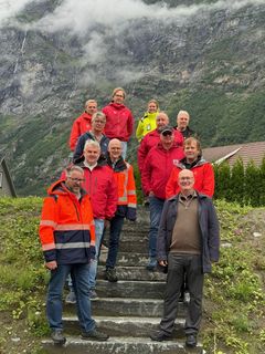 Nedst frå venstre: Kommunedirektør Bjørn Flemmen Steinland, prosjektleiar i NVE Ivar Fivelstad, teknisk sjef Sunndal kommune Jan Erik Holte, Rune Gikling frå Bredesen Entrepenør, Tom Atle Båtevik anleggsleiar i NVE, Jan Bakke Flore skringsteknisk ansvarleg i NVE, Julie Scott-Hansen Norconsult prosjektering, Kjetil Tørhaug maskinførar i NVE, Per Kvam i Bredesen entreprenørar, Inge Kjell Tonning maskinførar i NVE, Jostein Mårdalen regionsjef i NVE og Ståle Refstie ordførar i Sunndal kommune