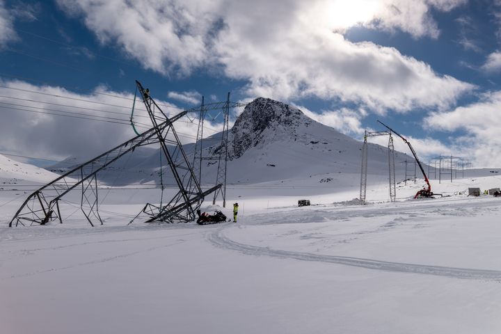 Narvik: I vinter tok snøskred høyspentmaster i Narviksområdet. Bildet viser havarert mast og oppbygging av midlertidige beredskapsmaster i bakgrunnen. I høst ble det satt opp permanente master.