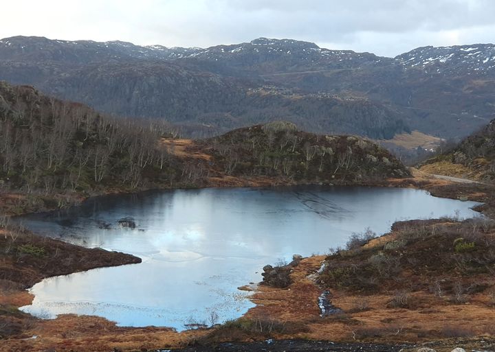 Isen er snøfri og i oppløsning på Troheitjødn 681 moh i Sirdal.