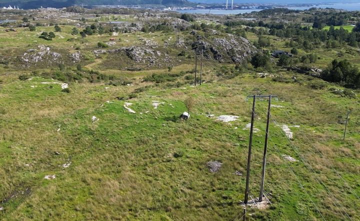 Den nye leidninga på 132 kilovolt vil i stor grad gå parallelt med den eksisterande kraftleidninga på 22 kilovolt, som visast på biletet. Her ser vi østover mot Raunholmen og Skipavika