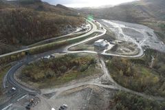 Foto av industriområdet hvor den nye stasjonen skal bygges inntil dagens eksisterende stasjon, som står midt i bildet.