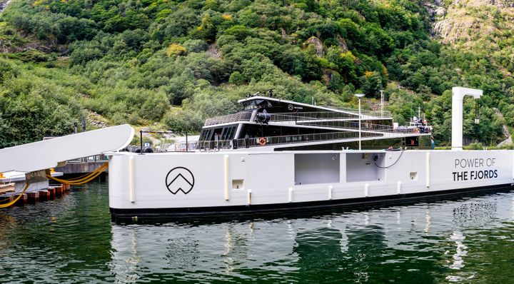 Den flytende batteripakken muliggjør hurtiglading av fergen «Future of The Fjords».