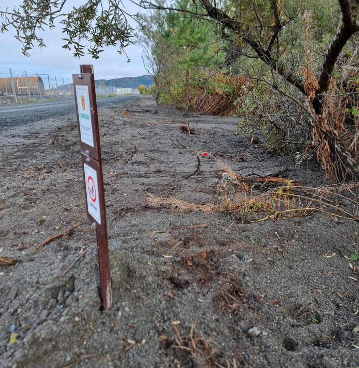 Bilde viser hvordan InnTre Energi AS har gjort inngrep bak skiltet som viser hvor grensen til Ørin Naturreservat går. Foto: Statsforvalteren i Trøndelag