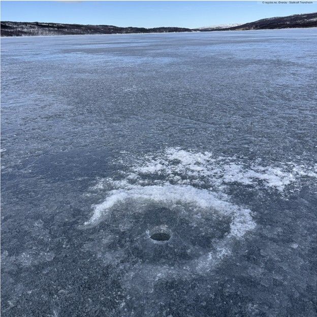 Lite snø på isen på Stuggusjøen (610 moh) i Tydal gjør isen mer utsatt for sol og mildvær. Isen er foreløpig solid, med 70 cm stålis målt 25. mars. Vannet er regulert, og isen kan være svak ved inntak. Sjekk alltid hardheten før ferdsel på snøfri is.