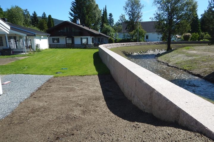Husene i Mjøndalen er sikret mot flom. Foto: NVE