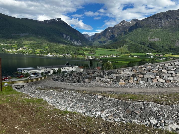Ny skredvoll på Skjelbostad i Innfjorden. Foto: NVE