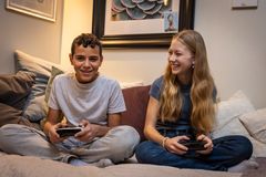 Flere foreldre er positive til at barn spiller dataspill