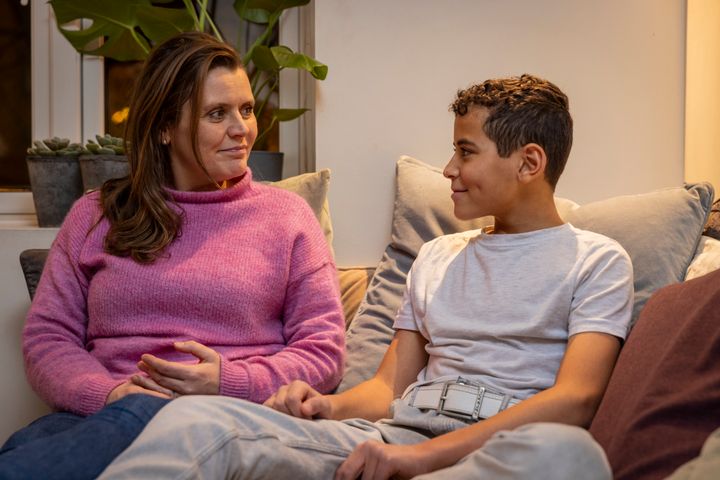 Gjør psykisk helse til et naturlig samtaletema. Det er et av tipsene fra Blå Kors for hvordan foreldre kan ta samtalen om psykisk helse med tenårigen sin.