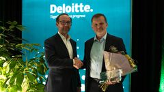 Carsten Vilhelm Haukås, prosjektleder for Fast 50 i Deloitte Norge og Raymond Søderholm, daglig leder i Radionor Communications