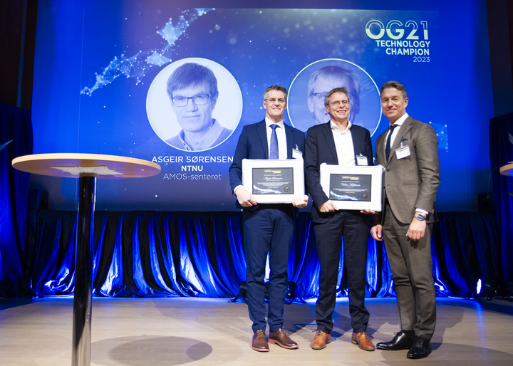 Terje Aasland (til høyre) og Lars Sørum (til venstre) sammen med vinnerne av prisen "OG21 Technology Champion 2023", Vidar Mathiesen og Asgeir Sørensen (på videooverførsel fra Berkeley hvor han for tiden er gjesteprofessor)