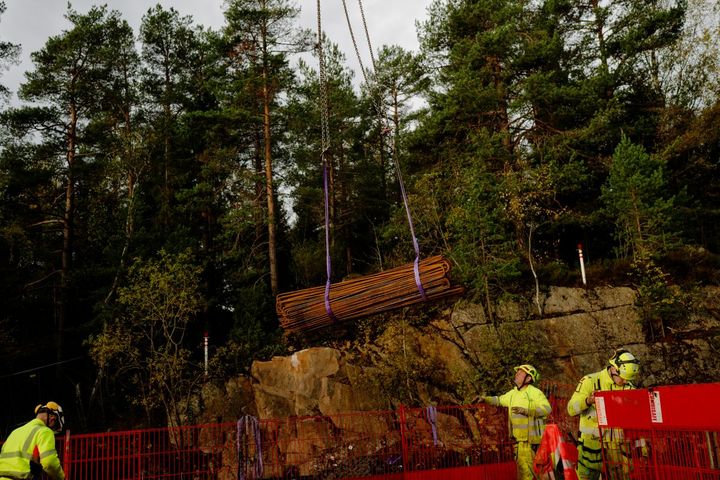 Kommunene vurderer både boligbehov og naturtyper når de planlegger boligbygging. Når områder som er avsatt til boliger, ikke kan bygges ut av hensyn til naturen, er det ikke sikkert boligene blir bygget et annet sted. Her bygges det boliger der det tidligere lå et næringsbygg, i regi av Obos på Ammerud i Oslo.