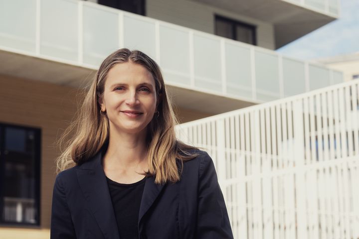 Både rentene og boligprisene skal opp, tror husholdningene i NBBLs Boligmarkedsbarometer – presentert av sjeføkonom Hilde Midsem.