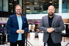 Oddgeir Øystese (t.h) skal ha radiosendte debatter i alle kommunene i NRK Vestland. Erlend Blaalid Oldeide (t.v) skal spørre ut toppkandidatene i alle partiene som stiller i fylkestingsvalget. Foto: NRK