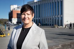 Monica White Martinsen skal lede fylkestoppdebatten fra Stormen bibliotek i Bodø 6. september. Sendingen er et samarbeid mellom NRK Nordland, Avisa Nordland og Stormen bibliotek. Foto: NRK
