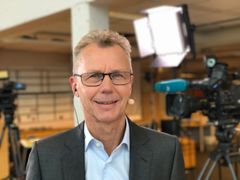 Svein Sundsdal skal presentere kandidatene som stiller til valg for å bli fylkesordfører i Agder. Dette skjer i ettermiddagssendingene på radio på NRK Sørlandet. Foto: Thomas Sommerset / NRK.