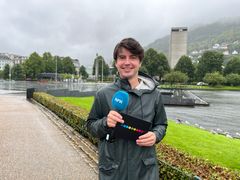 Kristoffer Torpe quizer lokalbefolkningen om ting de kanskje burde vite om egen by. Foto: Helle Aakesen