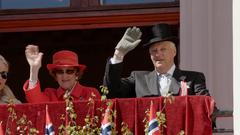 Dronning Sonja og kong Harald på Slottsbalkongen 17. mai 2022.