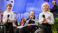Hallfrid og to av barna i Operaens barnekor synger sammen under Demenskorets konsert i Store studio i Oslo.