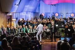 En storslått konsert med Demenskoret og KORK i Store studio. Operaens barnekor deltar også.  Hele konserten sendes som en ekstra episode på NRK.