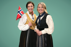 Kaja Figenschou (til venstre) og Ida Kjøstelsen byr på seks timers 17. mai-sending på NRK P1 og i NRK Radio.