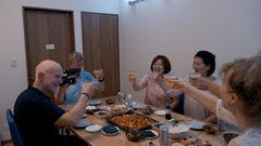 Rune Gokstad (t.v.) og Øystein Bache får et unikt innblikk i japansk kultur. Her spiser de middag sammen med en japansk familie.