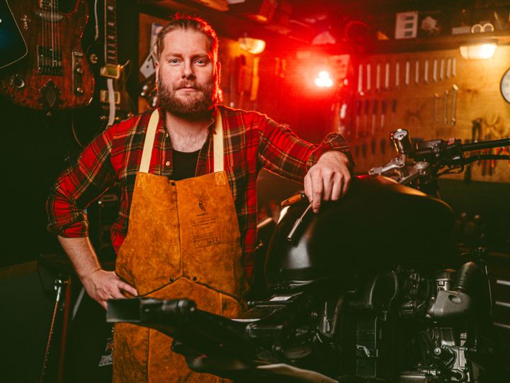 Programleder Morten Strand hjelper menn rundt om i landet med å bygge sin egen mancave.