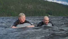 Lars Berrum og Anne Lindmo må svømme over et vann for å komme til målet.