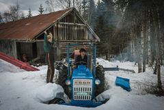 Agnes Klevmark og Lage Dokken har fått start på den gamle traktoren på det falleferdige småbruket de har kjøpt, men mye arbeid venter for å sette gården i stand.