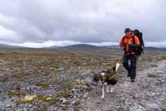 Teddy og Lars Monsen ved starten av turen gjennom Dovrefjell-Sunndalsfjella nasjonalpark.