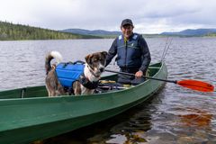 Lars Monsen og hunden Teddy i Gutulia nasjonalpark.