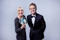 Programlederne for Idrettsgallaen, Mia Hundvin og Erik Solbakken, ønsker velkommen til Trondheim Spektrum 4. januar.