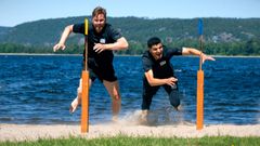 I første episode skal vi også til stranden Piningen i Kristiansand. Her Erlend Mamelund og Tarik Elyounoussi i tvekamp.