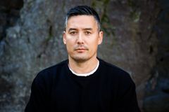 Michael Noguchi er en av kunstnerne i Portrettmesterskapet