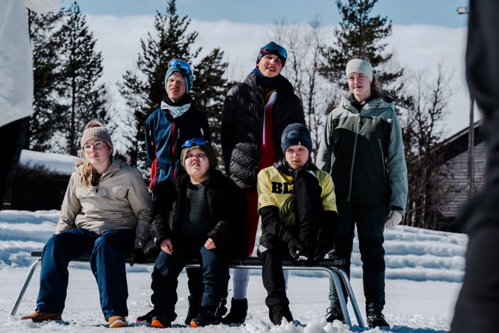 Dette er gjengen som skal gå skirenn i VM-løypene. Oppe fra venstre: Mikkel, Peder og Sunniva. Nede fra venstre: Pia, Trygve og Syver.