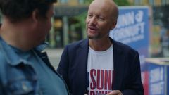 Steinar (Kristoffer Olsen) i samtale med en representant for det nye partiet "Sunn fornuft" (Hallvard Holmen).