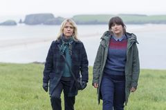 Det blir et gjensyn med Ruth Calder (t.v) og Tosh i Shetland.