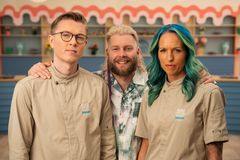 Kokk og konditor Henrik Falkensten, programleder Morten Strand og konditor Marthe Kilen er klare for Bakemesterskapet junior.