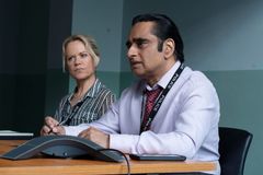 Sinéad Keenan og Sanjeev Bhaskar spiller hovedrollene Jess James og Sunny Khan.