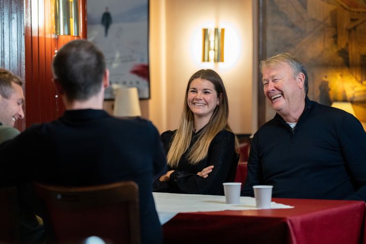 Gjengen fra «Bakrommet» blir en fast del av fotballdekningen til NRK frem mot fotball-VM i 2026. Her ved Andrine Hegerberg, Åge Hareide (vendt mot kamera), Kristoffer Løkberg og Emil Gukild (med ryggen til).