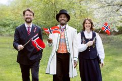 De gir TV-seerne NRKs 17. mai-sending: Programleder Kåre Magnus Bergh, reporter Nathan Kahungu og kommentator Kirsti Falch-Nilsen.