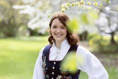 Kirsti Falch-Nilsen skal kommenterer barnetoget i Oslo. Hun har Lofot-bunad på seg.