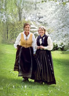 Kaja Figenschou (til venstre) og Ida Kjøstelsen er programledere for NRKs seks timer lange 17. mai-sending på radio, NRK P1. De er kledd i Troms-bunad og Oslo-jubileumsdrakt.