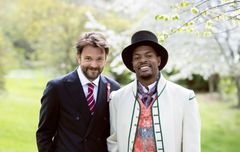 Programleder Kåre Magnus Bergh og reporter Nathan Kahungu gleder seg til å gi seerne 17. mai-stemning fra hele landet. Kahungu har på seg Østfold-bunad.