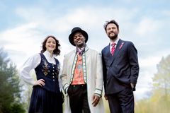 Kirsti Falch-Nilsen, Nathan Kahungu og Kåre Magnus Bergh gir TV-seerne en 17. mai-sending som varer i over seks timer.