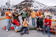 – Låten handler rett og slett om å tørre å være den som inkluderer en man ser er litt utenfor eller alene, sier Agnete Saba. Her med barna fra innspillingen.
