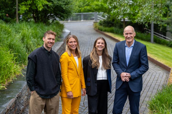 Dette er fire av profilene som skal jobbe med fotball-EM på TV 2 og NRK. Fra venstre: Carl-Erik Torp (NRK), Mimmi Löfwenius Veum (TV 2), Andrine Hegerberg (NRK) og Erik Thorstvedt (TV 2).