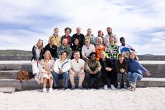 Bak f.v: Anja Bakken Riise, Margrethe Røed, Rafael Escobar Løvdahl, Asbjørg Nesje, Mari Nordén, Olav Svarstad Haugland. Midten f.v.: Selene Fjellvang Lie, Anders Aukland, Kevin Kildal, Mimmi Tamba, Espen Aas, Bjørg Thorhallsdottir, Kjell Øverland, Frank Espen Muzamura. Foran f.v.: Gyda Ulrike Oddekalv, Iselin Guttormsen, Sveinung Rotevatn, Mohamed Salah Ahmed, Kasper Kvello, Cecilie Ramona Kåss Furuseth og Silje Nordnes.