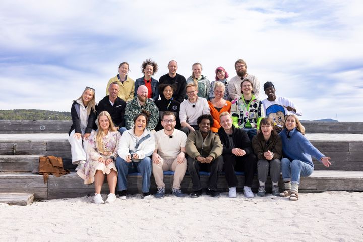 Bak f.v: Anja Bakken Riise, Margrethe Røed, Rafael Escobar Løvdahl, Asbjørg Nesje, Mari Nordén, Olav Svarstad Haugland. Midten f.v.: Selene Fjellvang Lie, Anders Aukland, Kevin Kildal, Mimmi Tamba, Espen Aas, Bjørg Thorhallsdottir, Kjell Øverland, Frank Espen Muzamura. Foran f.v.: Gyda Ulrike Oddekalv, Iselin Guttormsen, Sveinung Rotevatn, Mohamed Salah Ahmed, Kasper Kvello, Cecilie Ramona Kåss Furuseth og Silje Nordnes.