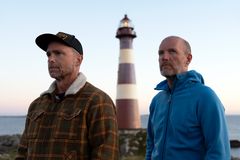 Lars Lenth og ein motvillig Bård Tufte Johansen drar ut på jakt etter den gigantiske makrellstørja.